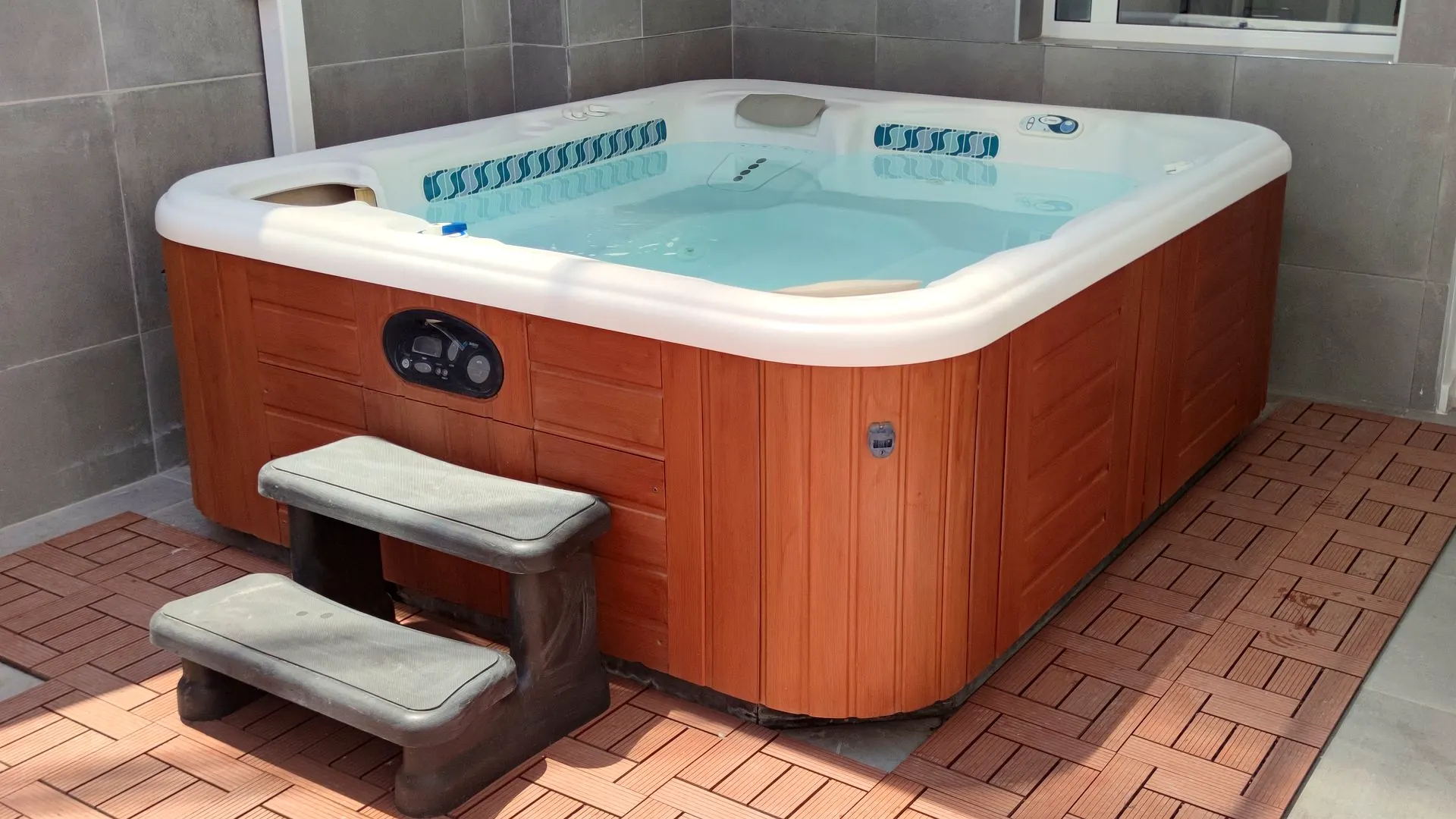 Private SleekLofts jacuzzi patio in Valencia