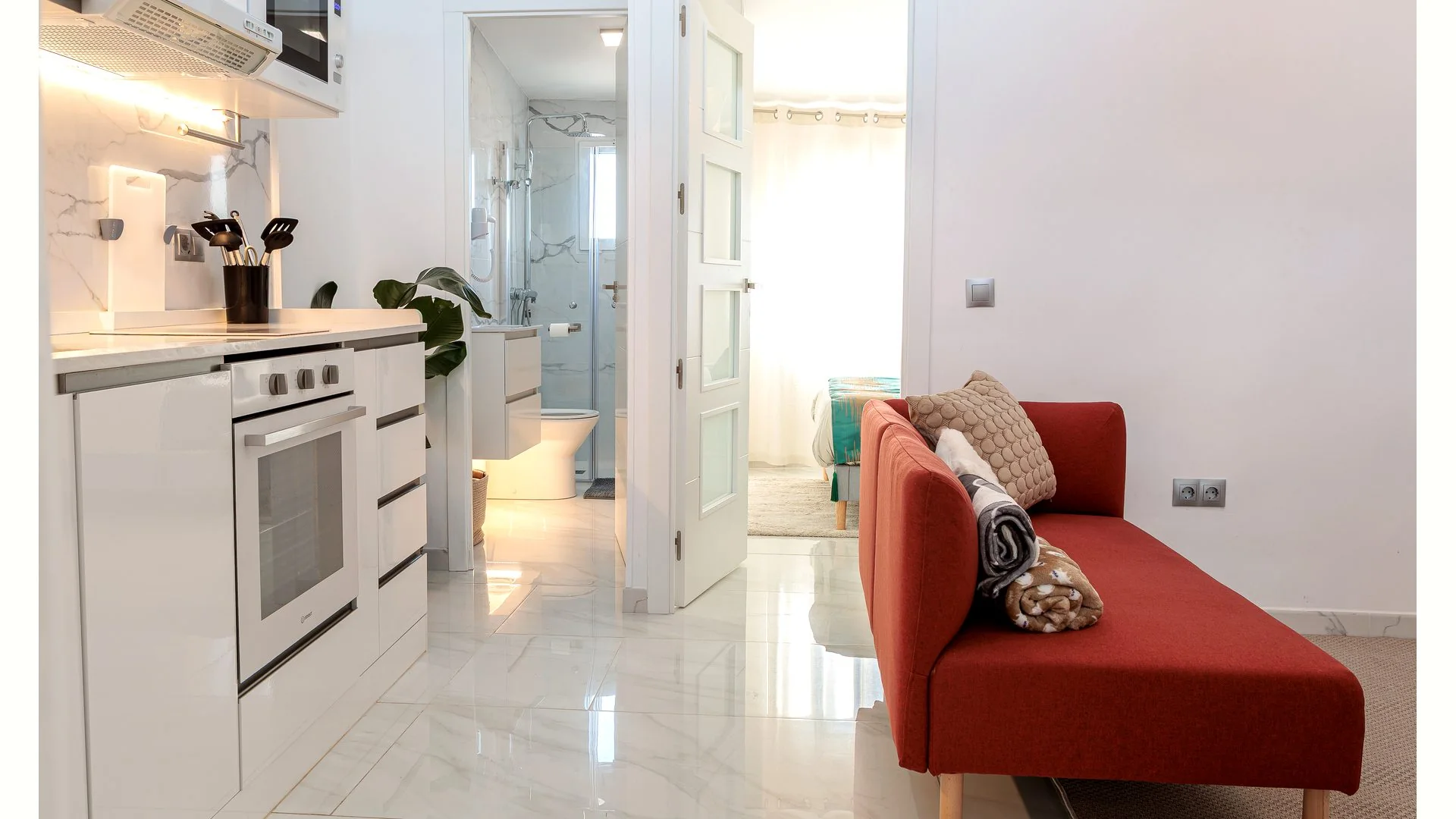 Interior de un apartamento en Valencia comparado con una habitación de hotel